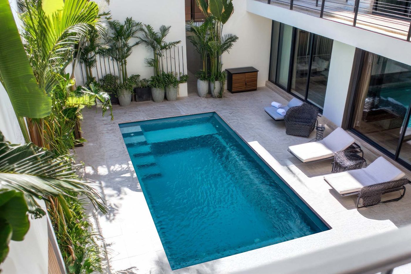 The Aurora fiberglass pool, presented in Surge Grey