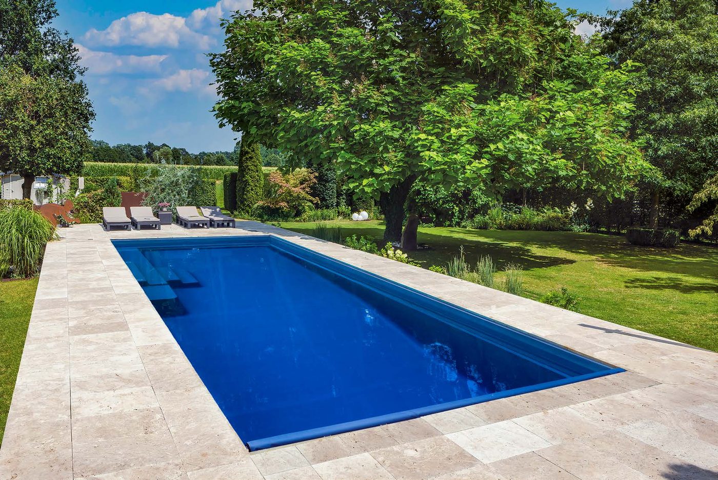 The Mariana fiberglass pool, presented in Abyss Blue
