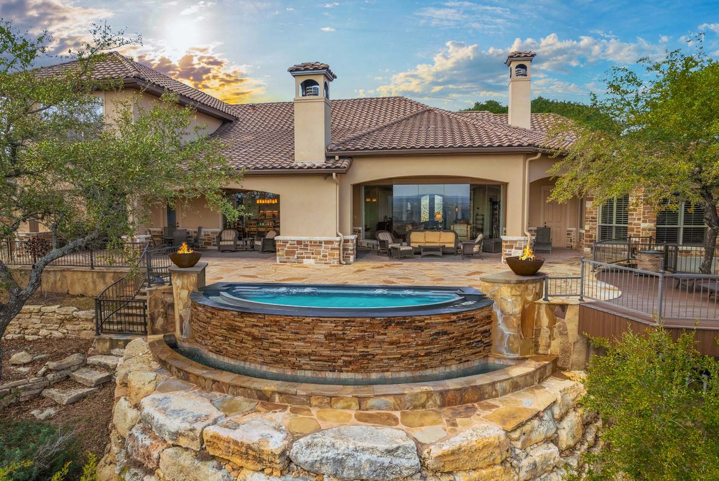 The Niagara fiberglass pool, presented in Summit Silver